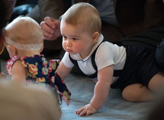 Printul George, adorabil la prima lui iesire oficiala. Ce i-a facut mamicii lui, Ducesa de Cambridge, in vazul tuturor: FOTO
