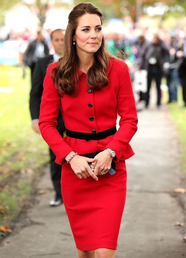 Kate Middleton, pentru prima oara stangace. In ce ipostaze stanjenitoare a fost surprinsa Ducesa de Cambridge la un meci de crichet