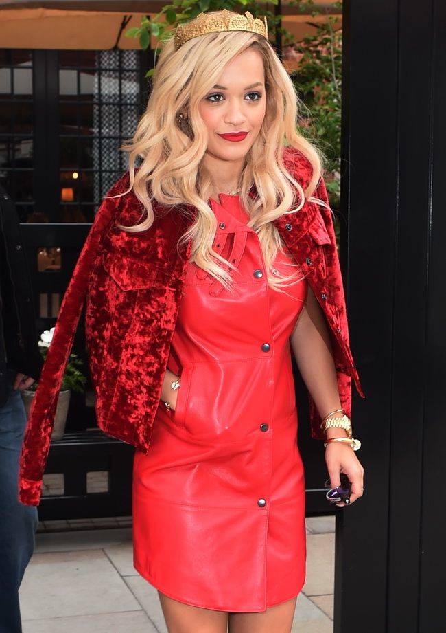 Rita Ora, cu un slit care i-ar fi putut provoca un accident vestimentar. Cu ce tinuta a aparut in fata a zeci de barbati