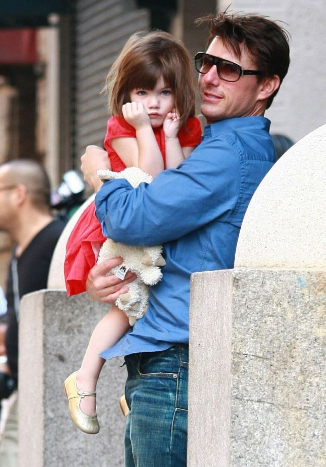 Fiica lui Tom Cruise si a lui Katie Holmes nu mai e un copil. Cum arata Suri de cand a inceput sa se transforme in domnisoara