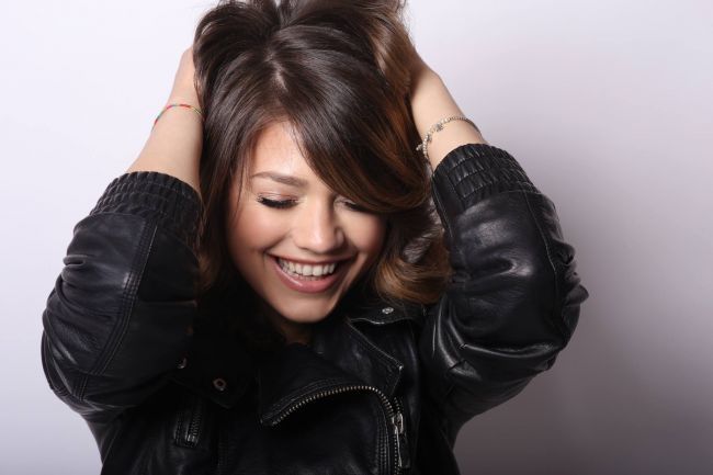 Loredana Ciobotaru, febletea lui Smiley de la Vocea Romaniei , lanseaza primul ei single oficial. Cum arata la 2 ani de la terminarea show-ului