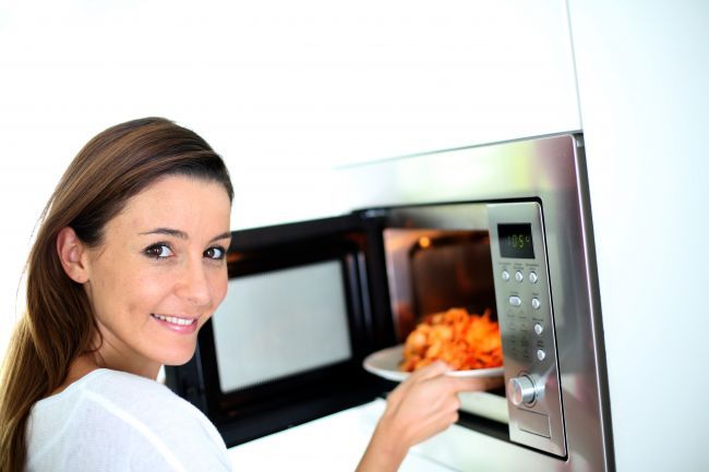 13 lucruri pe care nu trebuie sa le introduci in cuptorul cu microunde