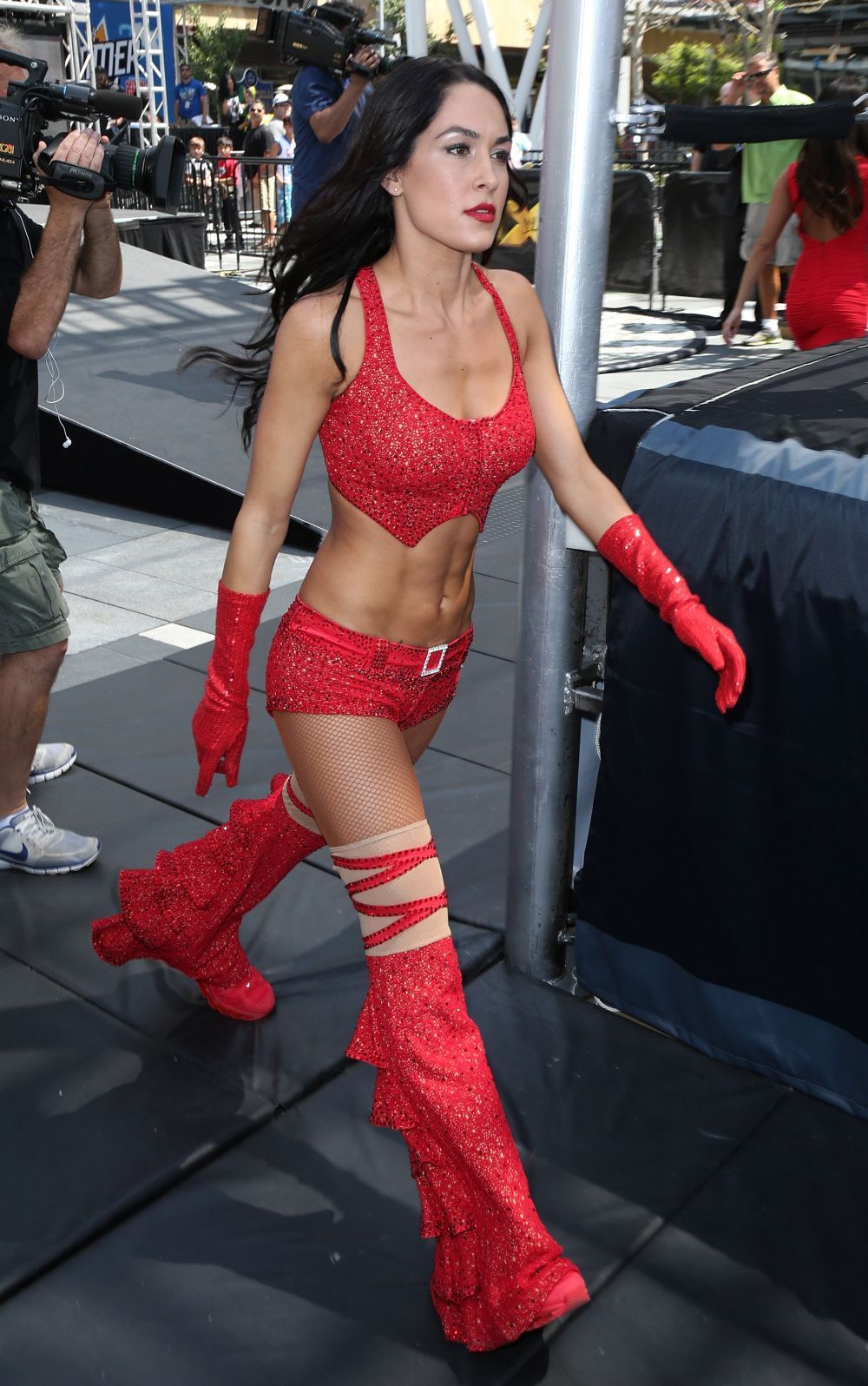 Nikki Bella si John Cena au rivali pe masura. Cum arata sora geamana a lui Nikki si sotul ei, un celebru wrestler
