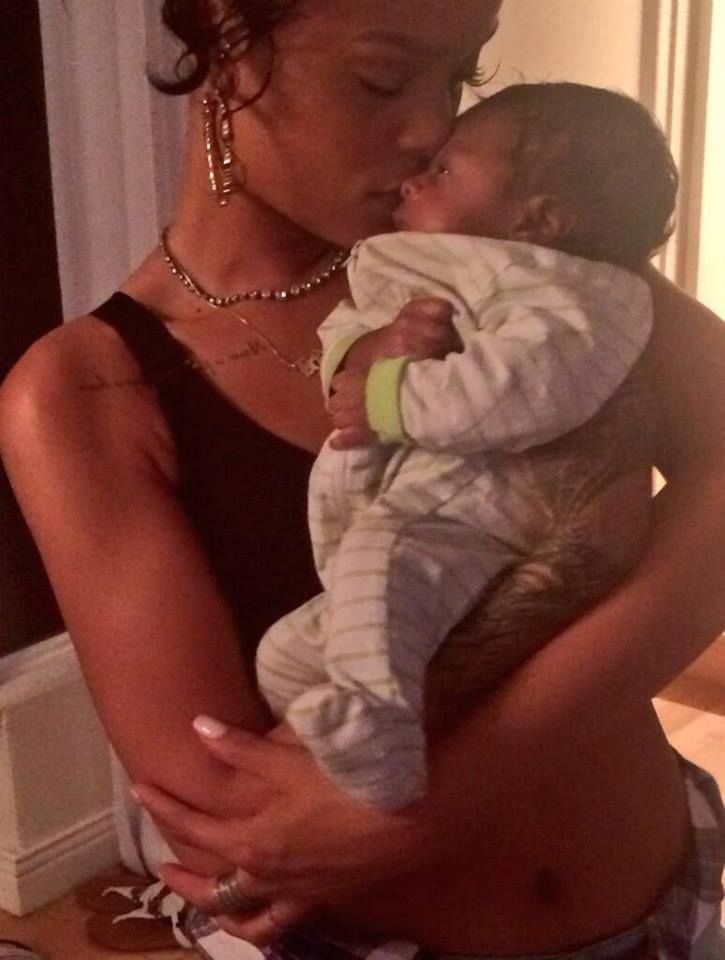 Imagini adorabile: Rihanna topless, in ipostaza de matusa, alaturi de nepotica sa nou nascuta
