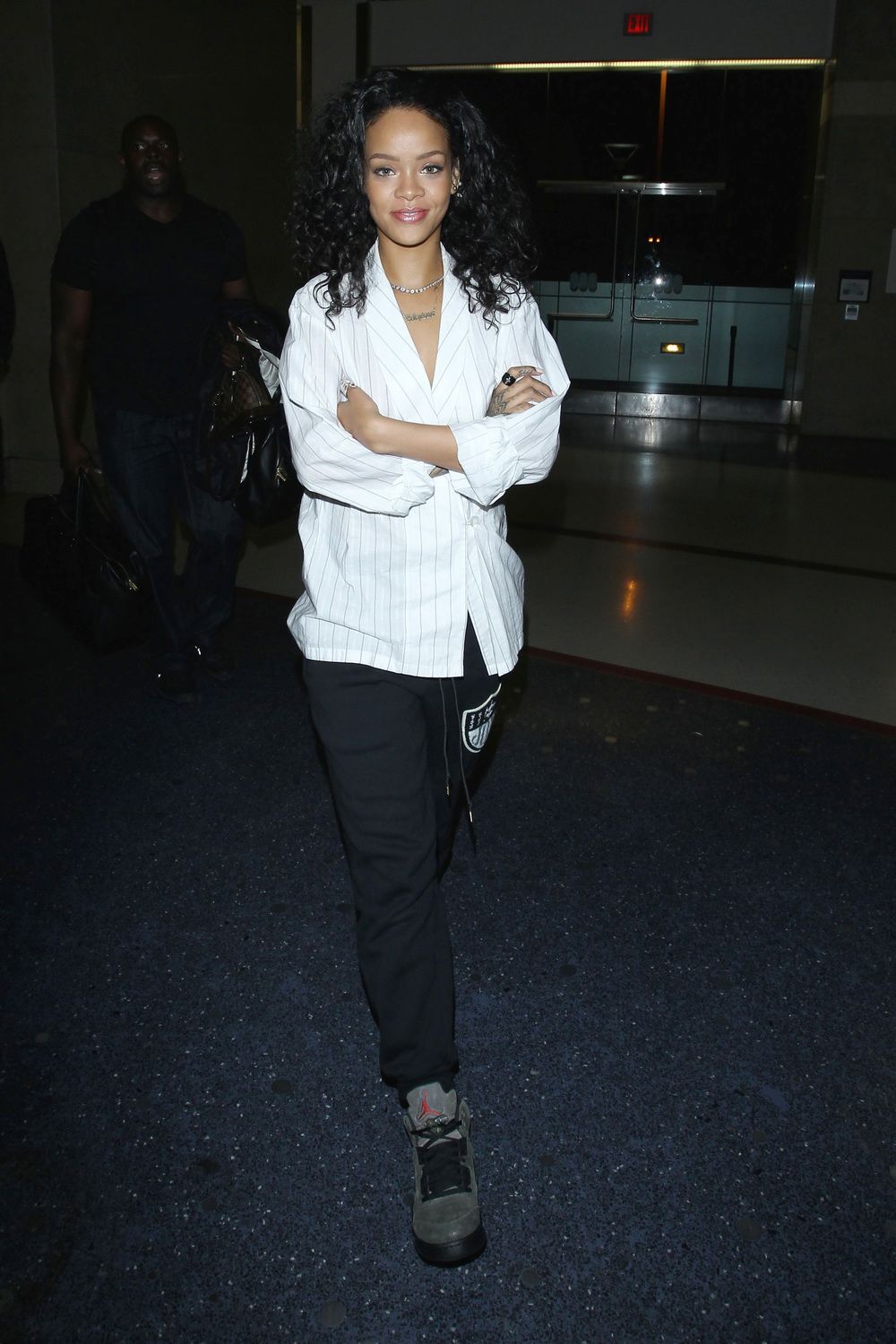Rihanna, combinatie excentrica: pantaloni de trening, bocanci, sacou si bijuterii glam. Cum arata outfitul&nbsp;