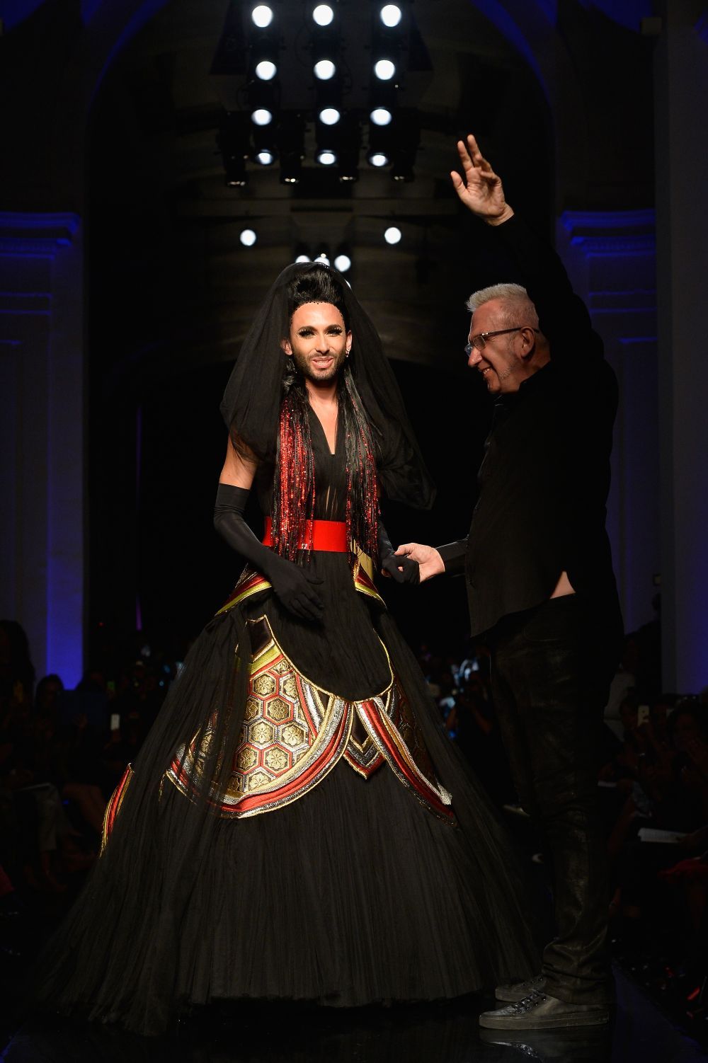 Conchita Wurst, aparitie de neuitat la Paris Fashion Week FOTO