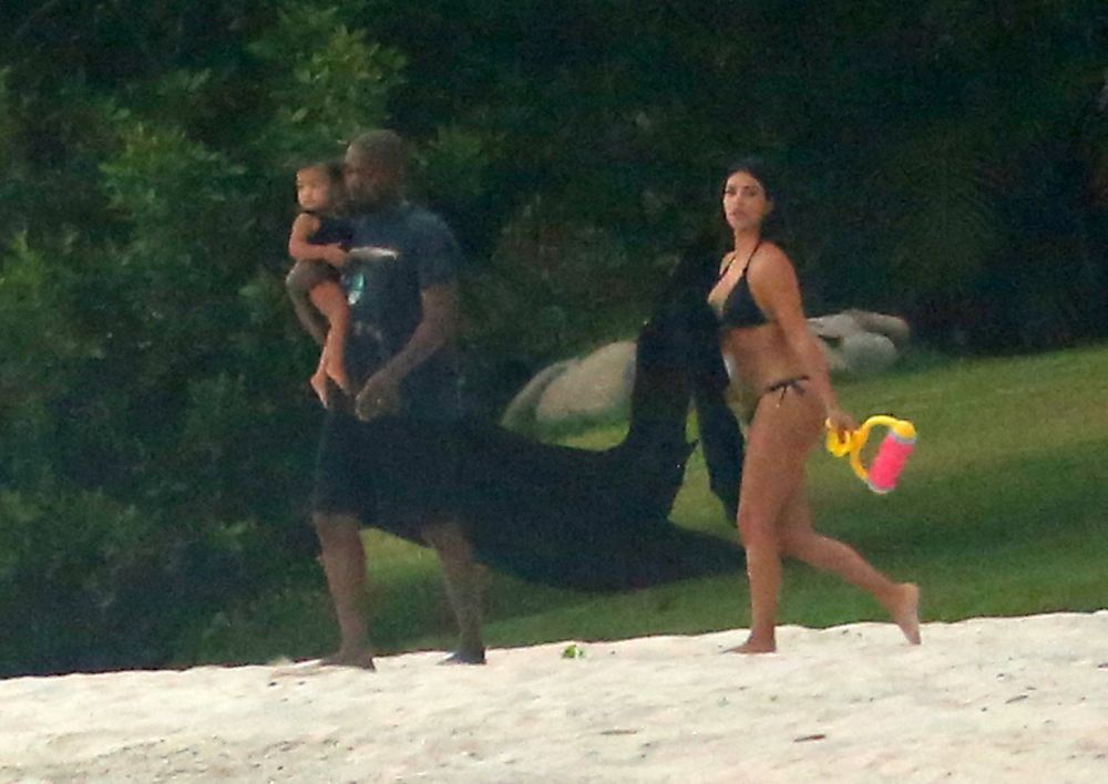 Imagini rare cu Kim Kardashian si Kanye West, impreuna cu fiica lor. Cum au fost fotografiati cei trei