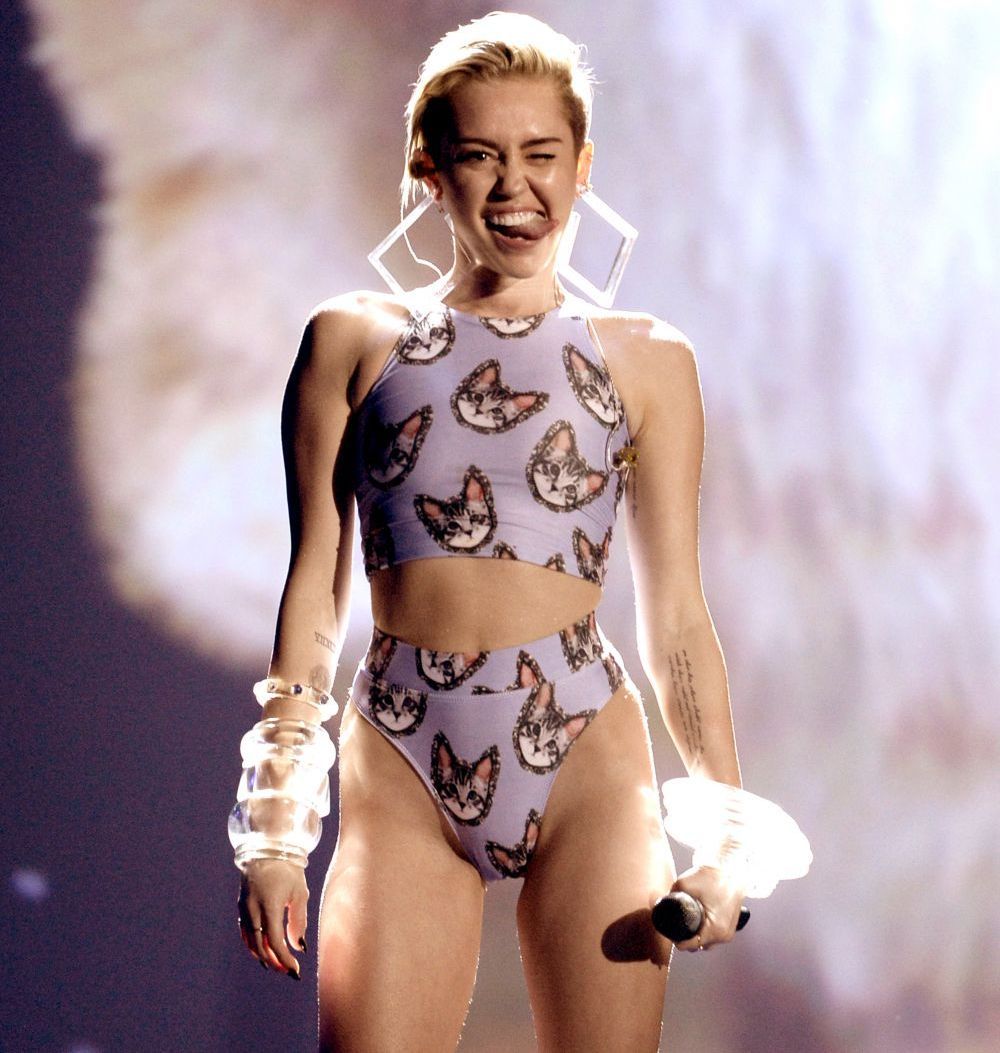 Miley Cyrus, schimbare de look. Si-a vopsit parul astfel incat sa semene cu blanita catelului ei