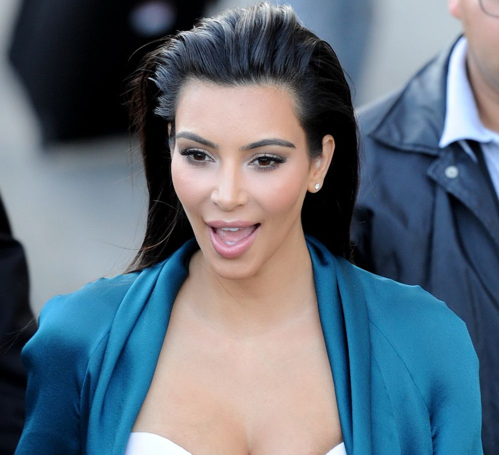 Corsetul lui Kim Kardashian la un pas sa cedeze. Ce tinuta riscanta a purtat vedeta