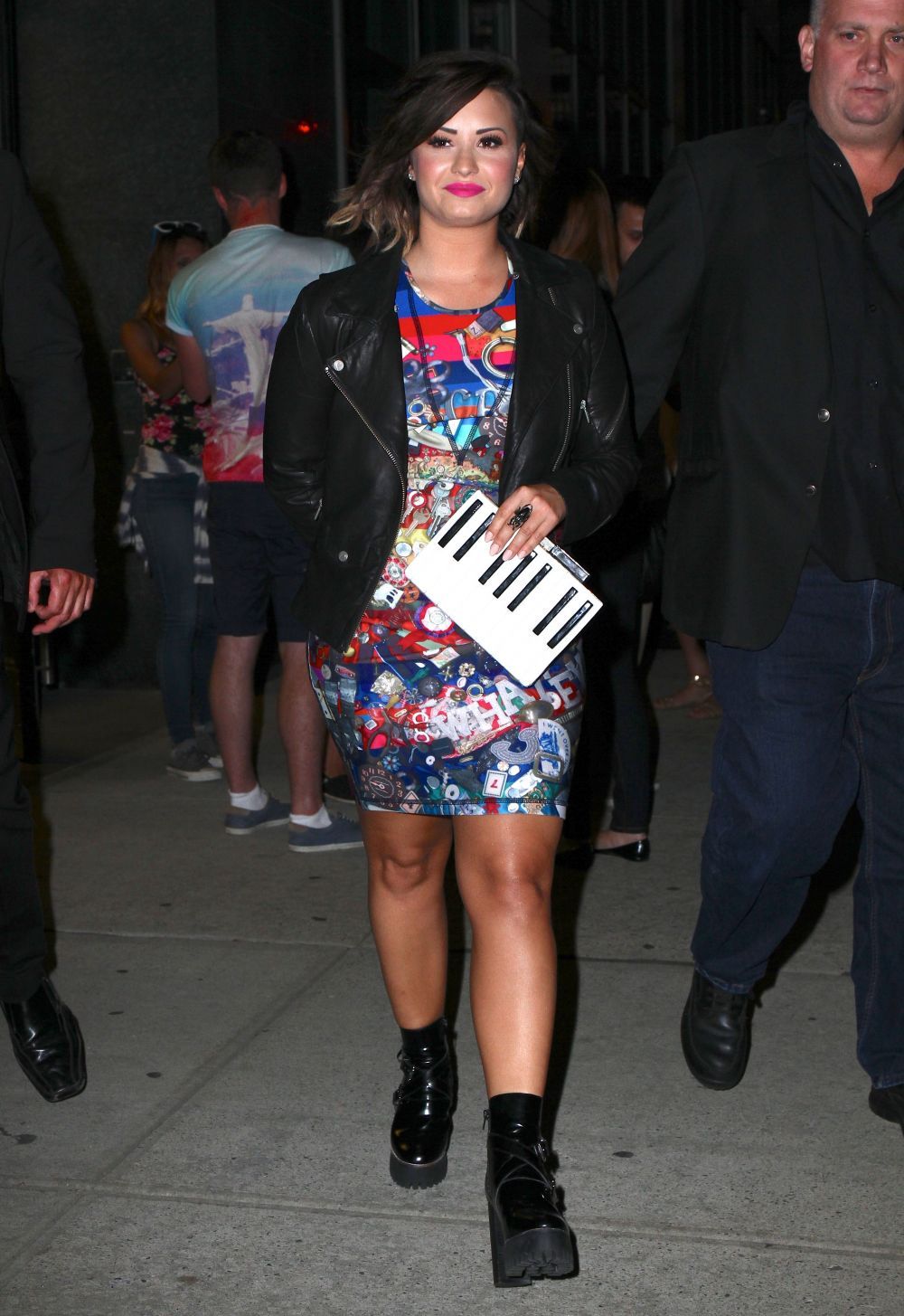 Demi Lovato ii face concurenta lui Taylor Swift. Tinuta cu care ii ameninta statutul de regina a street fashion-ului