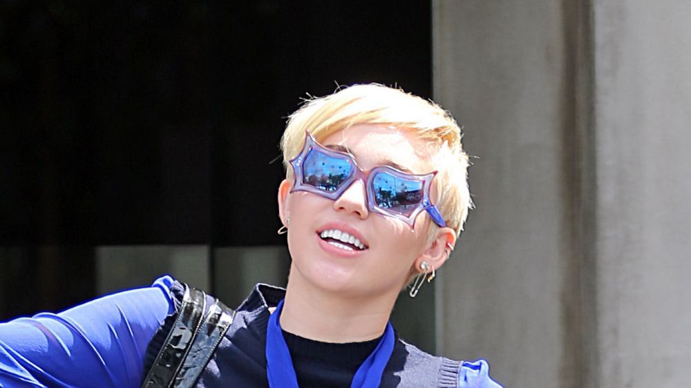 Miley Cyrus, aparitie excentrica in Los Angeles. Ochelarii, cerceii si incaltarile vedetei au facut furori printre trecatori