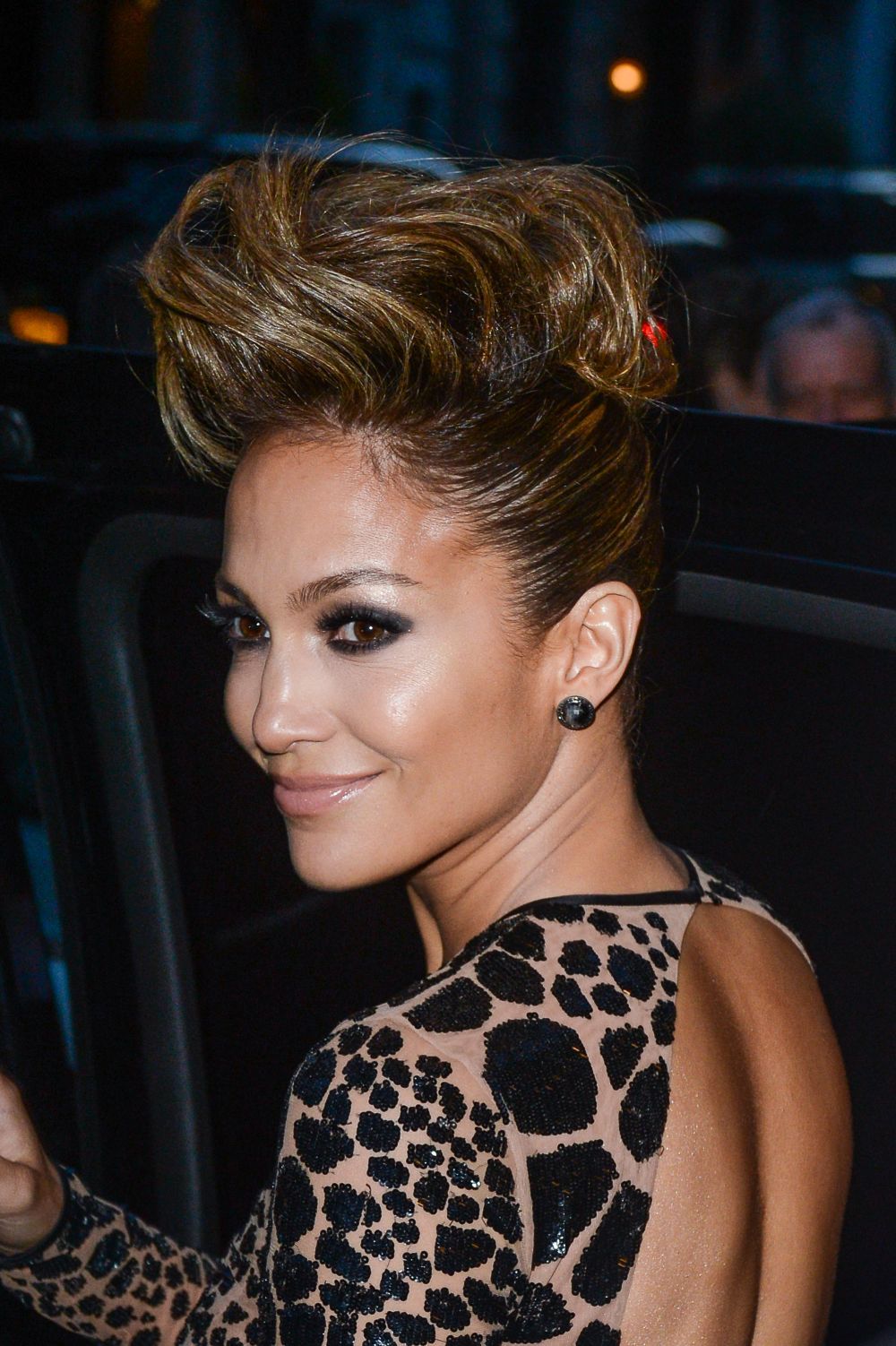 Top 10 cele mai spectaculoase cocuri cu care Jennifer Lopez a aparut pe covorul rosu. Cum sa ti le faci si tu singura, acasa