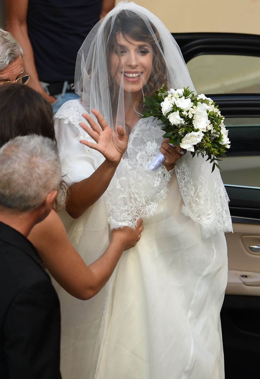Fosta iubita a lui George Clooney s-a casatorit. Cat de frumoasa a fost Elisabetta Canalis in rochie de mireasa