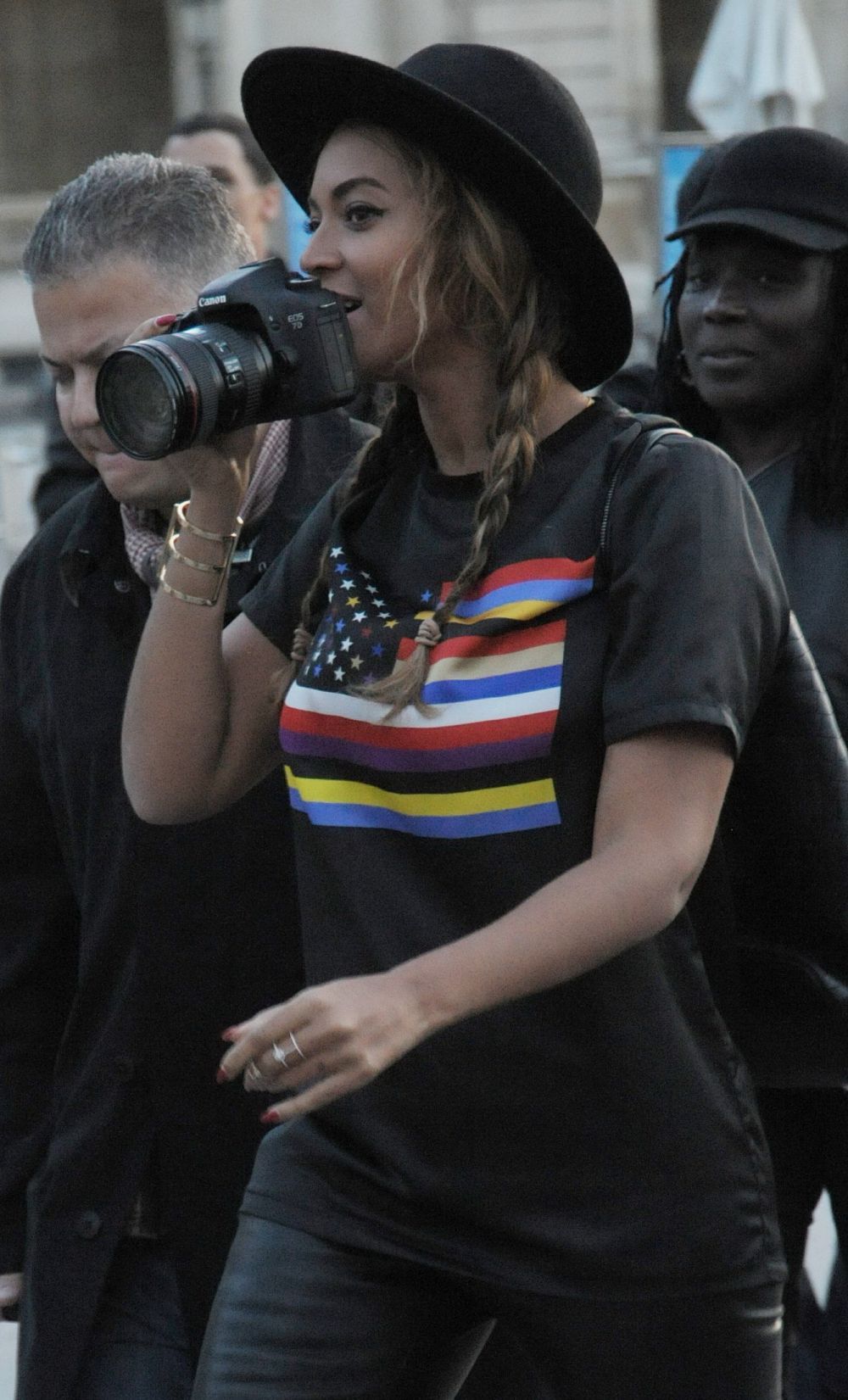 Beyonce, in cele mai incomode incaltari in ipostaza de turist la Paris. Cu ce ghete a vizitat artista capitala Frantei