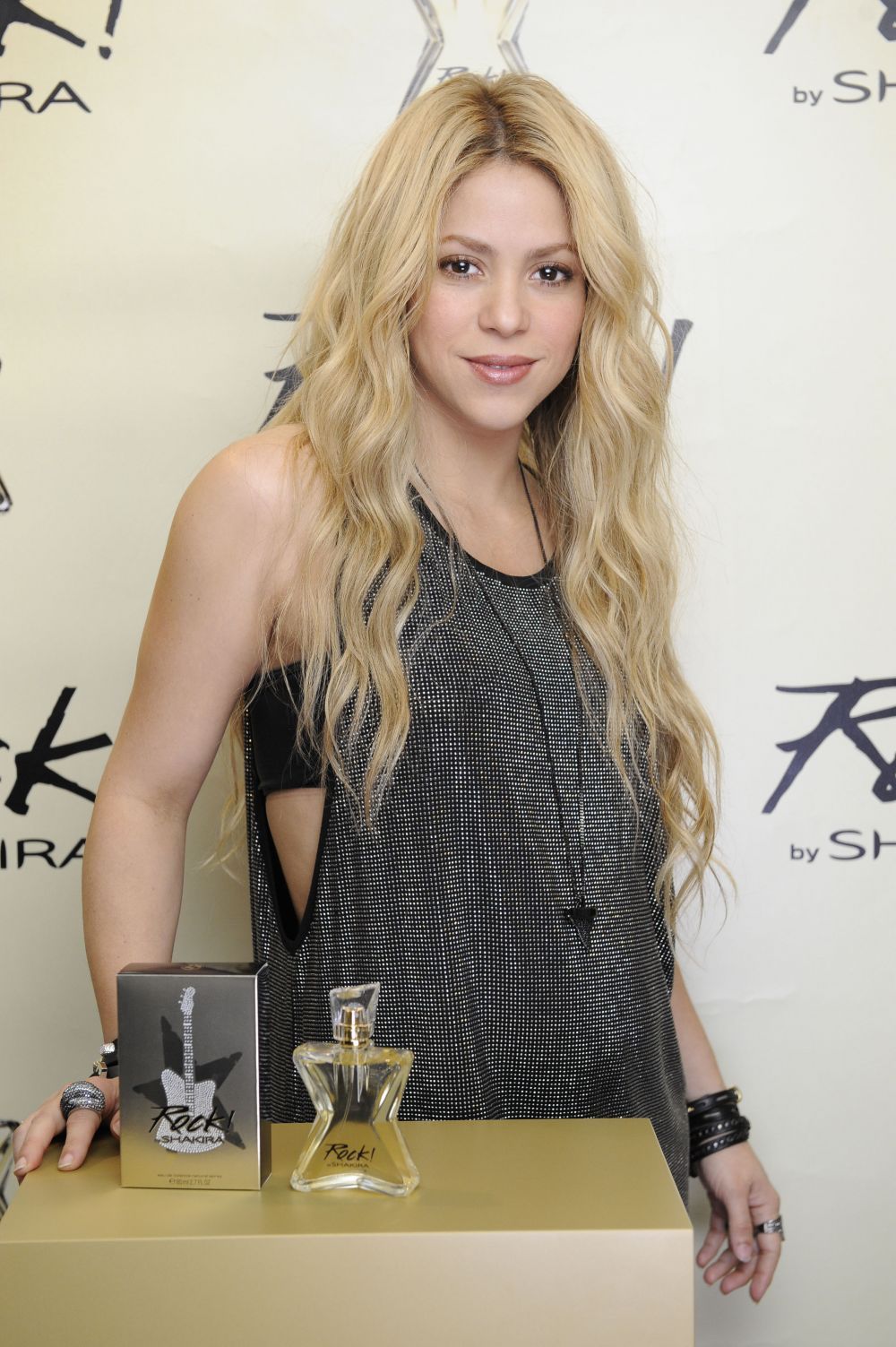 Shakira isi ascunde burtica intr-o rochie sexy, cu sutienul la vedere. Cat de bine arata cantareata insarcinata cu al doilea copil