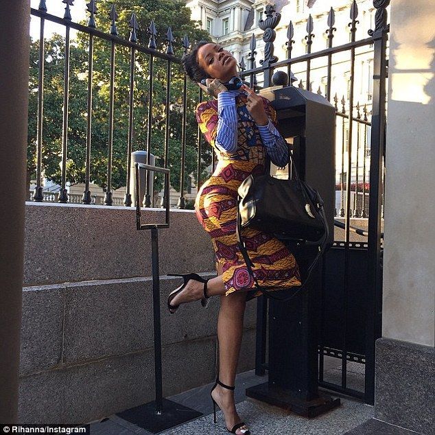 Rihanna, look impecabil pentru o vizita la Casa Alba. Cat de stilata a fost vedeta intr-o rochie cu imprimeu multicolor
