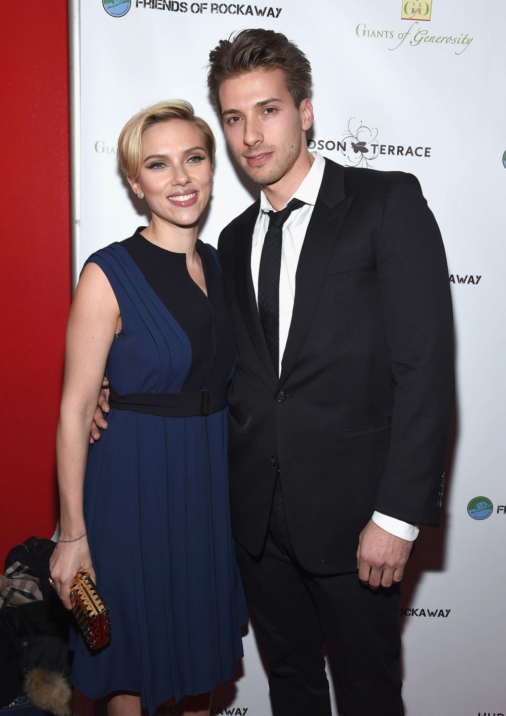 Scarlett Johansson si-a afisat silueta impecabila la doar doua luni de la nastere, la bratul fratelui ei geaman. Cat de sexy este Hunter Johansson
