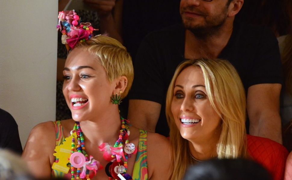 Miley Cyrus continua seria aparitiilor...de neinteles. De ce toata lumea crede ca a dat in mintea copiilor