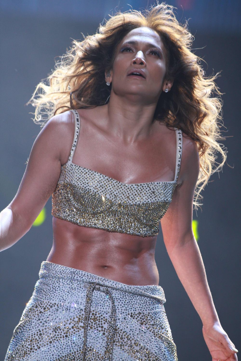 Jennifer Lopez si-a intrecut antrenoarea de fitness. Artista se lauda cu noul corp intr-un pictorial de exceptie