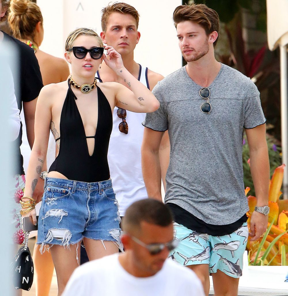 Cand se credea ca Miley Cyrus nu mai poate surprinde cu ceva, vedeta a uimit din nou. Cum a aparut cantareata pe plaja