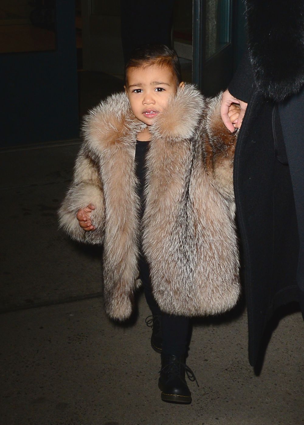 Fiica lui Kim Kardashian intr-o tinuta nepotrivita pentru o fetita de numai 2 ani. Cum a imbracat-o mama ei