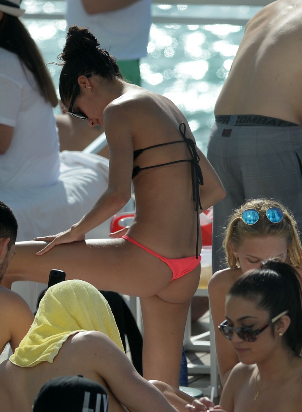S-au relaxat pe plajele din Miami si au oferit un spectacol incitant. Cum au fost pozate doua modele Victoria s Secret