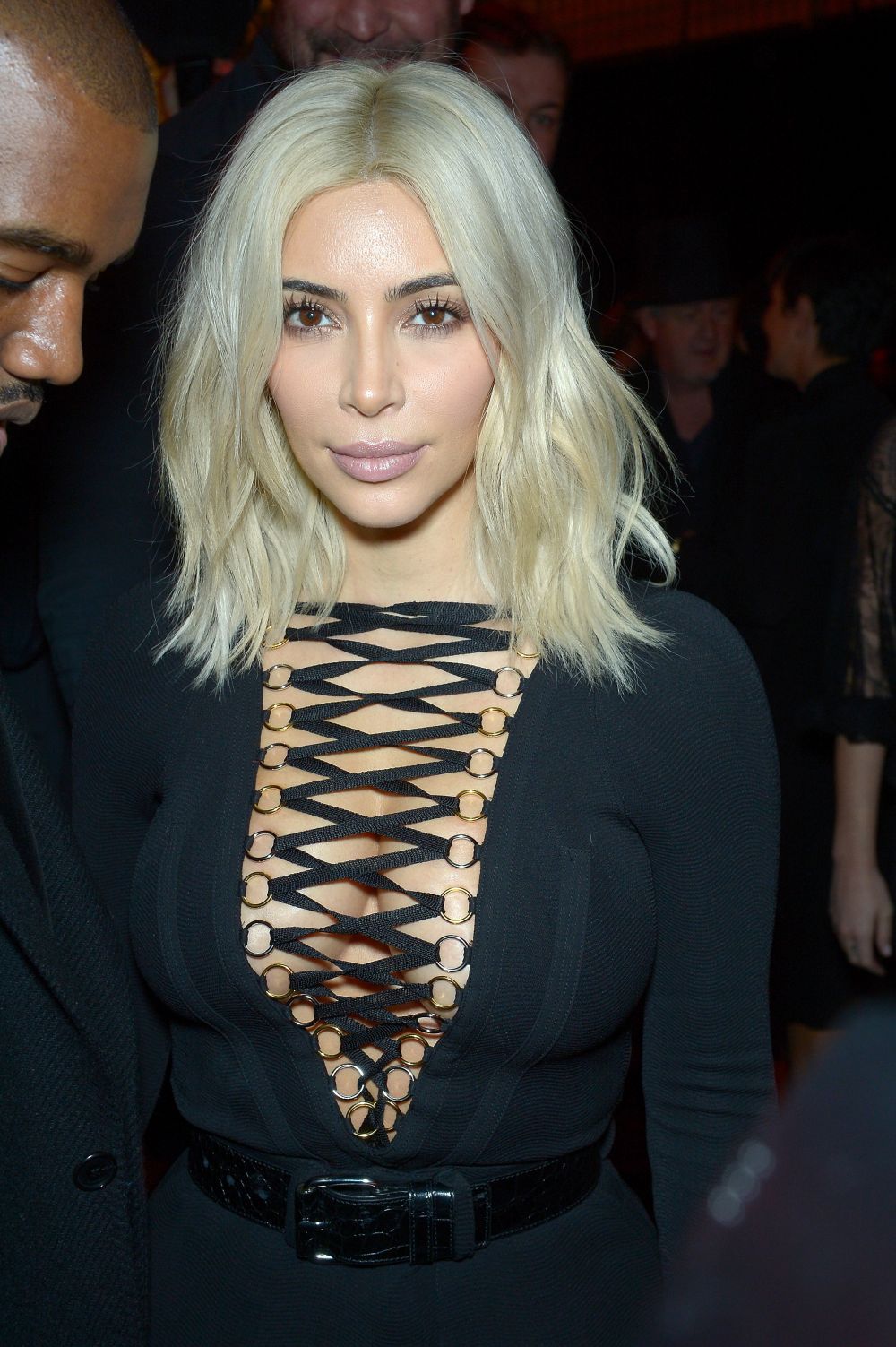 De cand s-a vopsit blonda, Kim Kardashian se imbraca si mai provocator. Cum s-a afisat in public