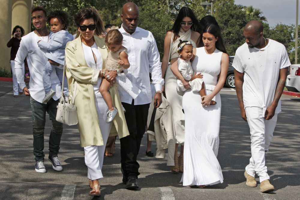 Clanul Kardashian, parada modei la slujba de Paste: Kendall cu abdomenul la vedere, Kanye cu tricoul plin de gauri