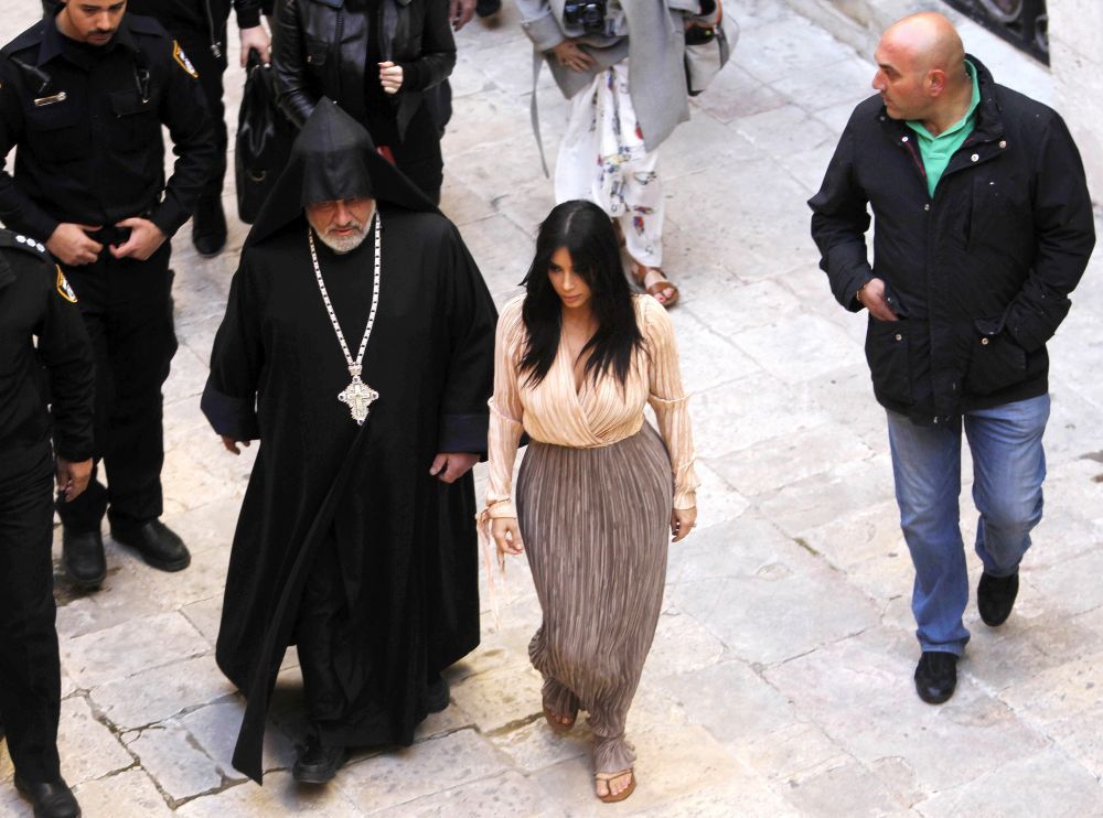 Kim Kardashian, tratata ca o Alteta Regala la vizita din Armenia. In ce tinuta sexy a defilat printre armeni