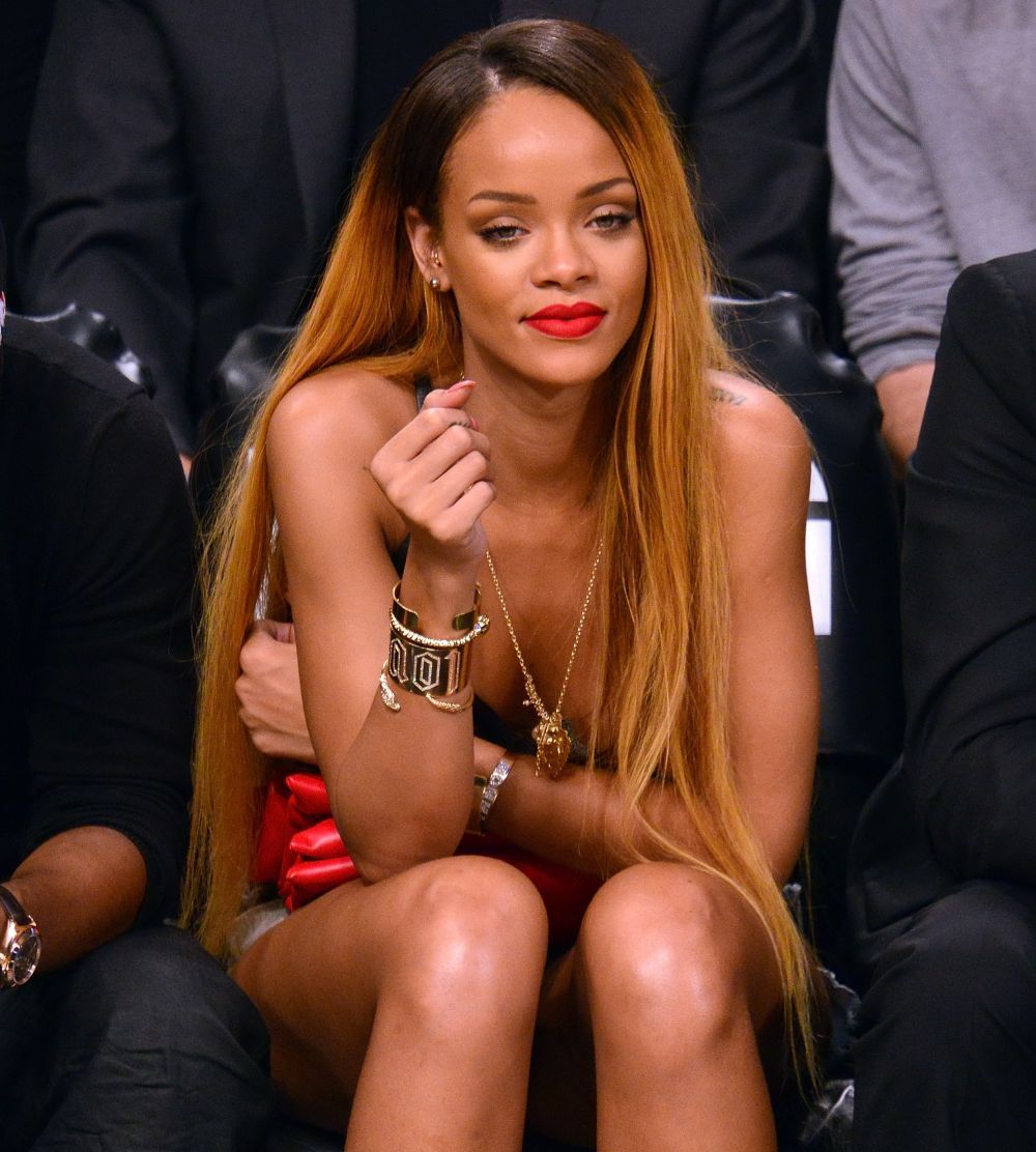 Inca o schimbare spectaculoasa de look pentru Rihanna. Cum arata cu par lung, rosu, de sirena