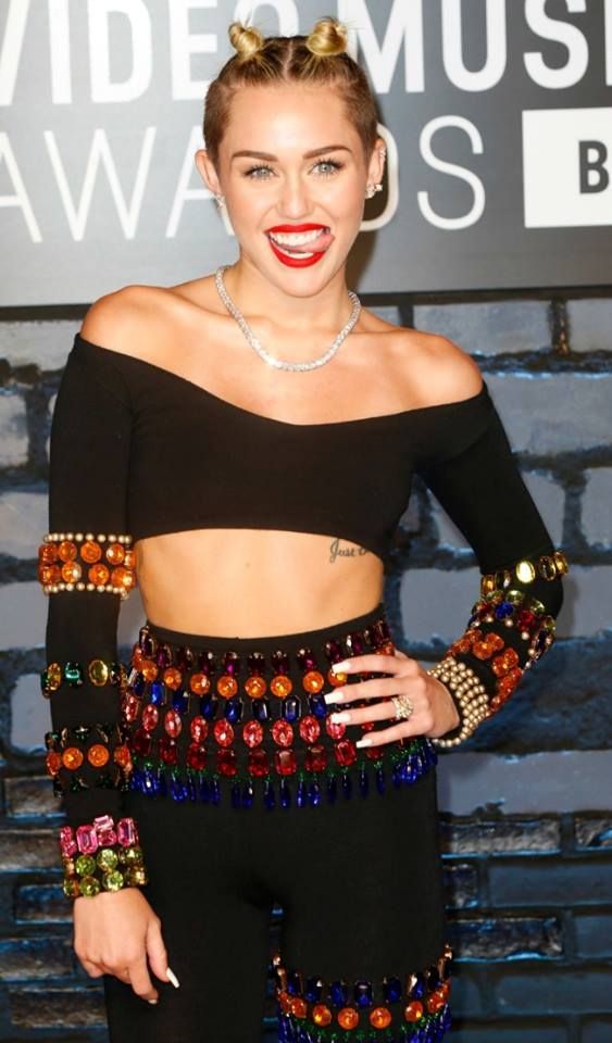 Miley Cyrus, imbracata in costumul lui Borat. Cum a socat de aceasta data