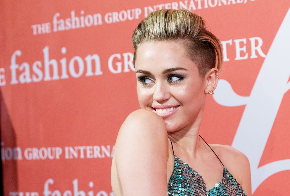 Miley Cyrus are un nou iubit? Ipostazele in care a fost surprinsa alaturi de un barbat misterios
