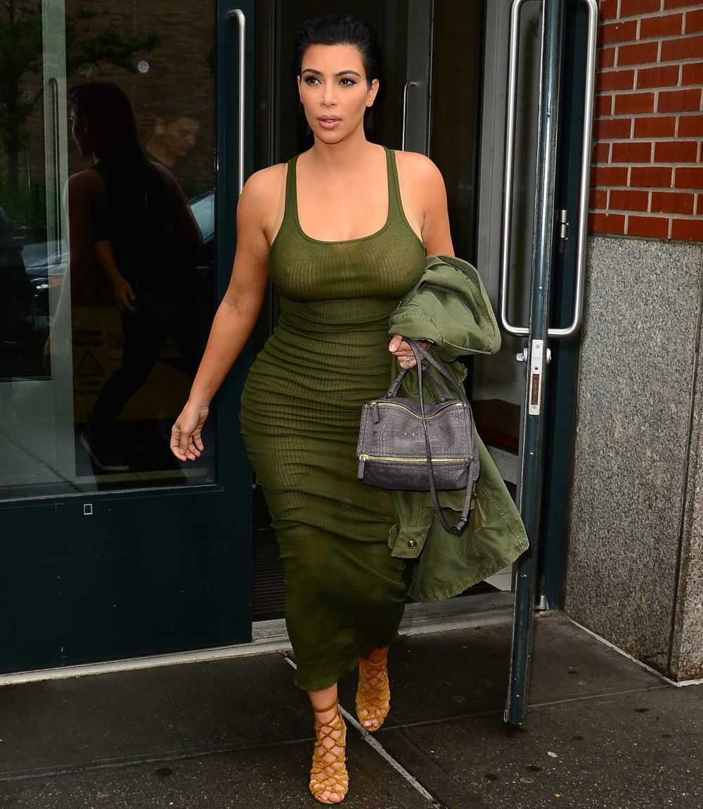 Sexy mama! Kim Kardashian, intr-o rochie extra decoltata, care pare lipita de corp si ii dezvaluie toate secretele