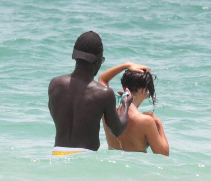 Cuplul care a facut senzatie pe plajele din Miami. Cum au fost surprinsi in timp ce se relaxau
