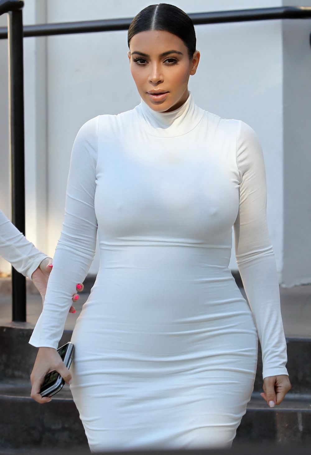 Insarcinata in trei luni, Kim Kardashian nu renunta la hainele mulate. Cum a aparut vedeta alaturi de surorile ei