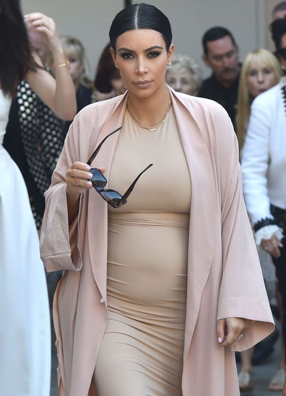 Cea mai ispititoare gravida? Kim Kardashian, aparitie chic intr-o rochie mulata, care i-a scos in evidenta burtica