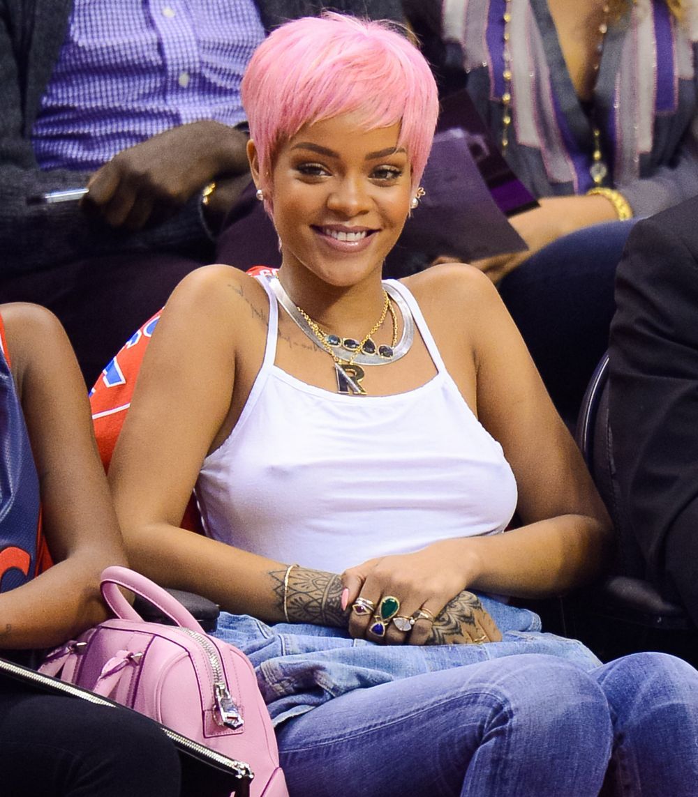 Rihanna, cu o coama de leoaica. Efectul wow pe care l-au creat buclele pentru tenul ei ciocolatiu