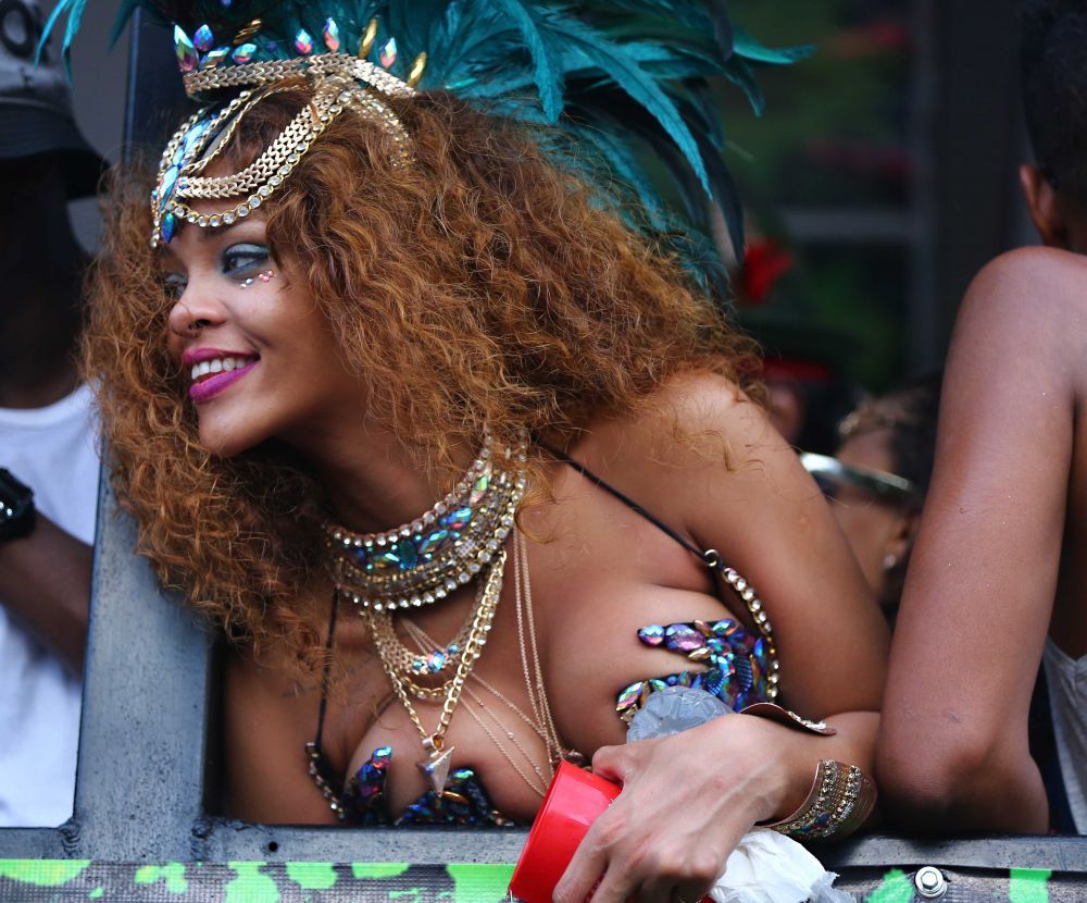 Rihanna, regina carnavalului: si-a etalat silueta din ce in ce mai voluptoasa intr-un costum minuscul