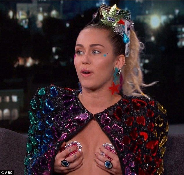 Miley Cyrus, cu bustul acoperit doar de paiete intr-o emisiune. Ce a vazut intreaga America la televizor