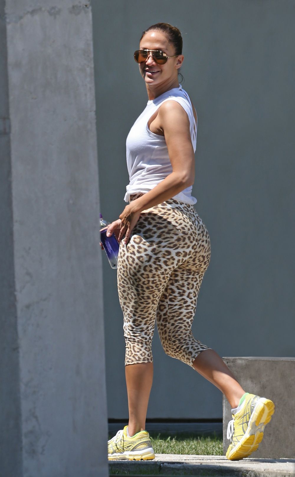 Pantalonii care ii arata adevarata dimensiune a posteriorului lui Jennifer Lopez. Cum a fost surprinsa vedeta