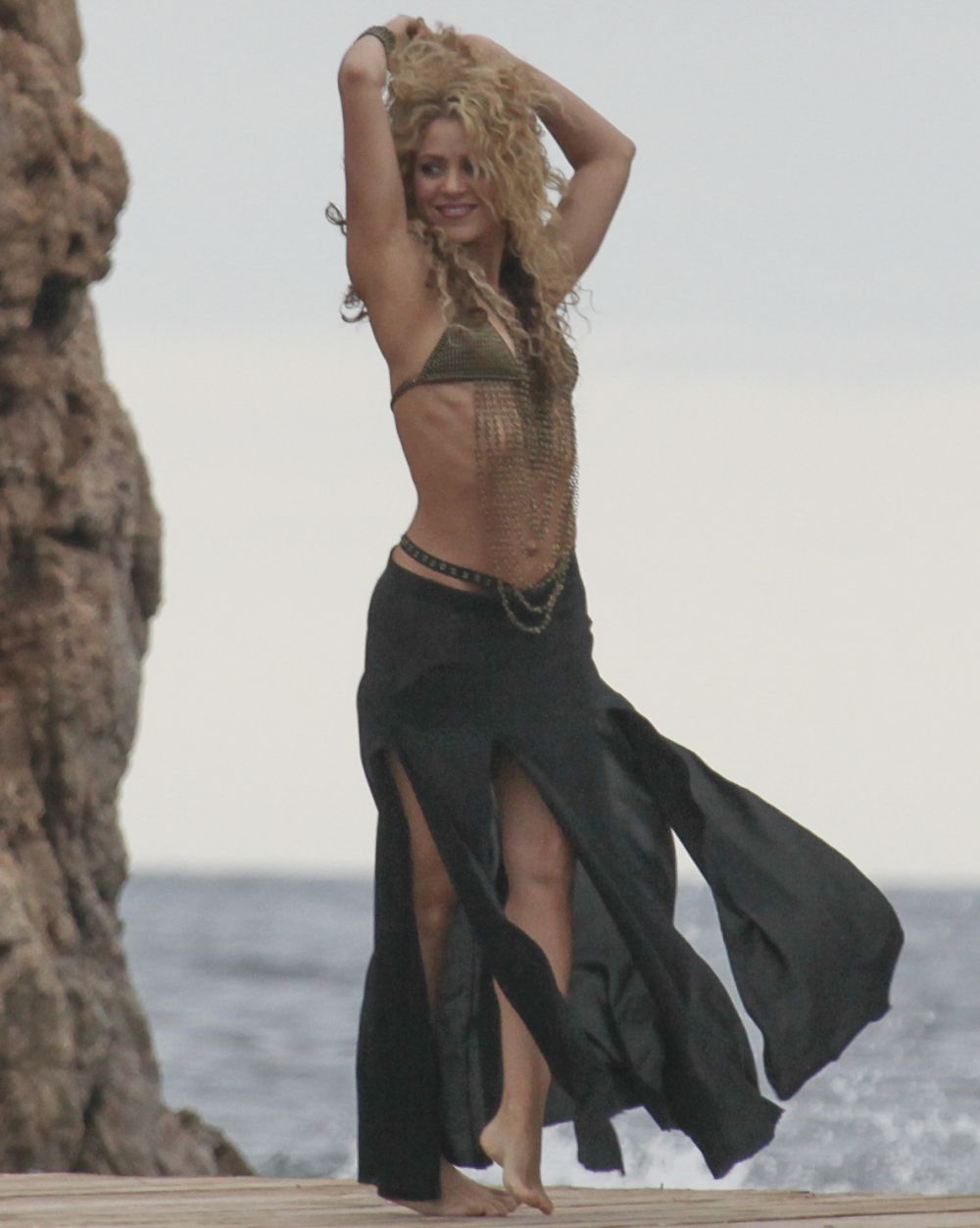Shakira, incredibil de sexy intr-un sutien din lanturi. Vedeta i-a hipnotizat pe toti cu miscarile ei din buric: FOTO