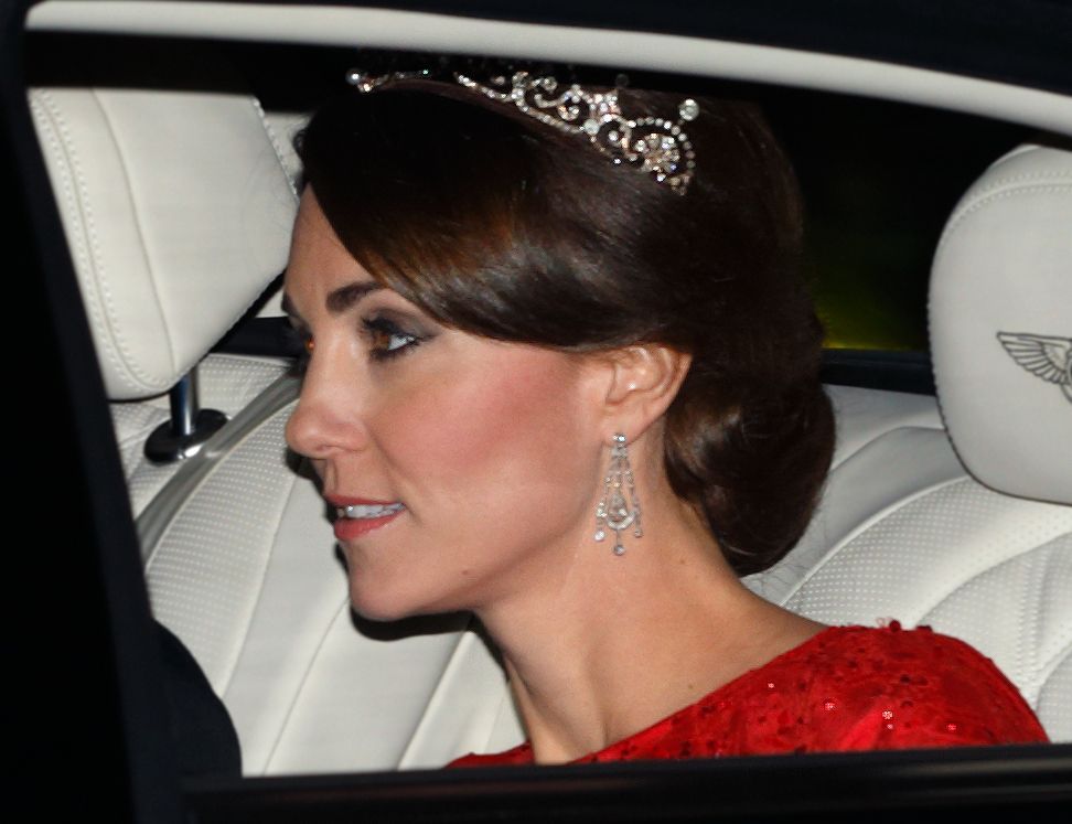 Kate Middleton, o adevarata printesa intr-o rochie rosie si stralucitoare. Cat de frumoasa a fost la un banchet regal