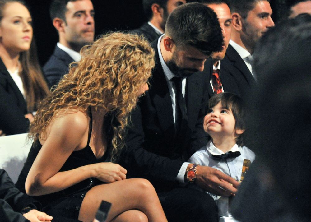 Shakira si Gerard Pique, in ipostaze adorabile alaturi de micutul Milan. Cat de bine arata cantareata intr-o rochie mini