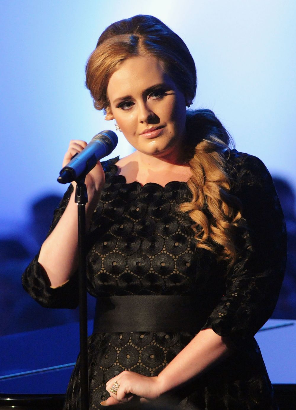 Cum s-a transformat Adele din pustoaica rebela intr-o adevarata doamna. Evolutia de stil a celebrei cantarete