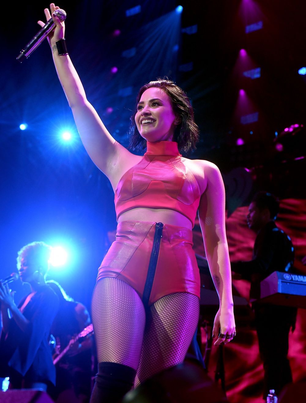 Demi Lovato, sexy si rea intr-o tinuta rosie, din piele. Cat de bine a aratat cantareata la cea mai recenta aparitie