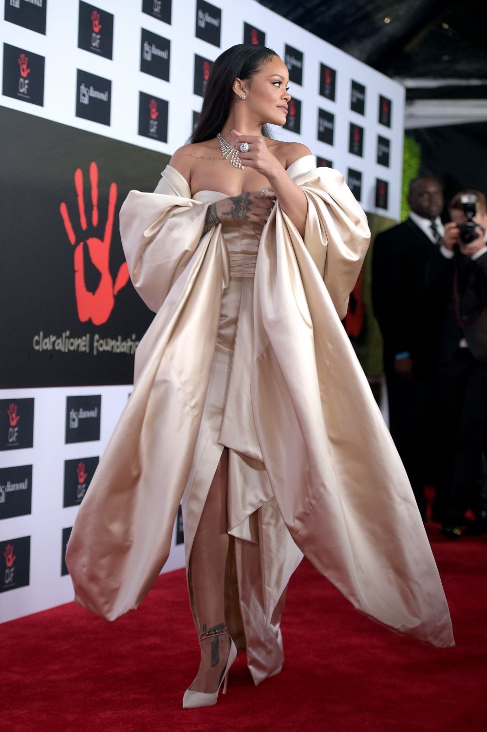 Rihanna s-a duelat cu Kylie Jenner pentru titlul de cea mai sexy vedeta a serii. Cum au aparut la o gala caritabila