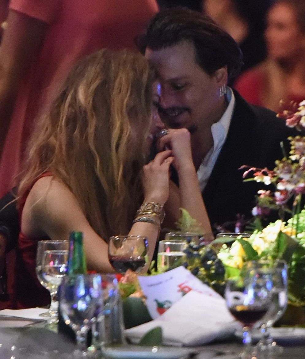 Johnny Depp si Amber Heard, mai indragostiti ca nicioadata. Ipostazele tandre in care au fost surprinsi cei doi