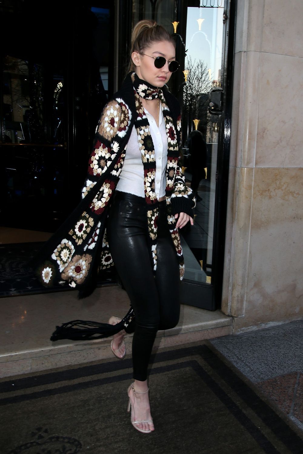 Fashionista sufera la frumusete :) Gigi Hadid in sandale la sub zero grade in Paris. Cum arata tinuta ei