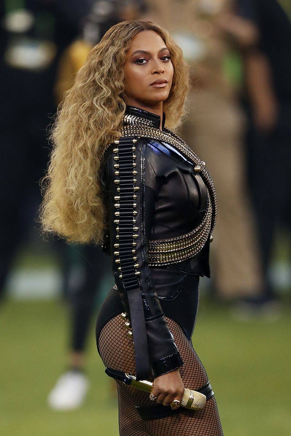 Beyonce, regina de la Super Bowl. Artista a incins spiritele imbracata intr-un outfit inspirat de Michael Jackson