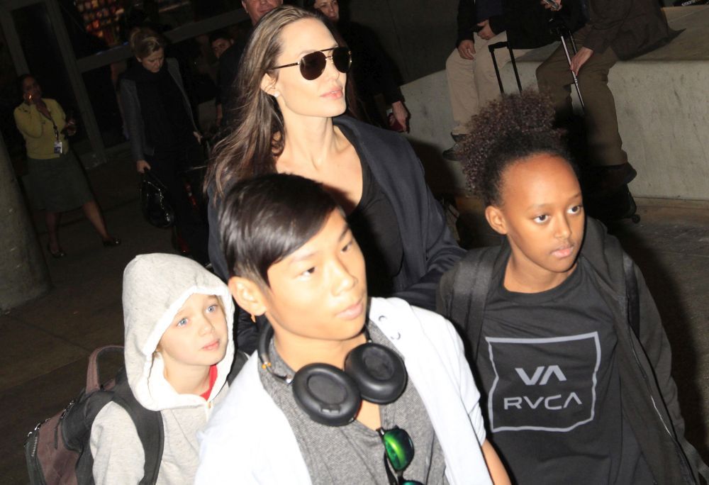 Se comporta ca o familie normala. Cum a fost surprinsa Angelina Jolie pe aeroport, alaturi de copii